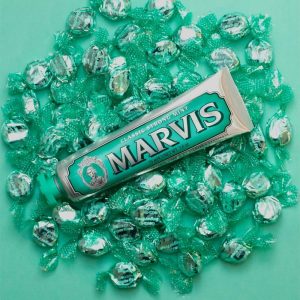 وسط زهور معجون أسنان كلاسيك بالنعناع القوي 25مل Marvis Classic Strong Mint Toothpaste