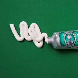 شكل معجون أسنان كلاسيك بالنعناع القوي 25مل Marvis Classic Strong Mint Toothpaste